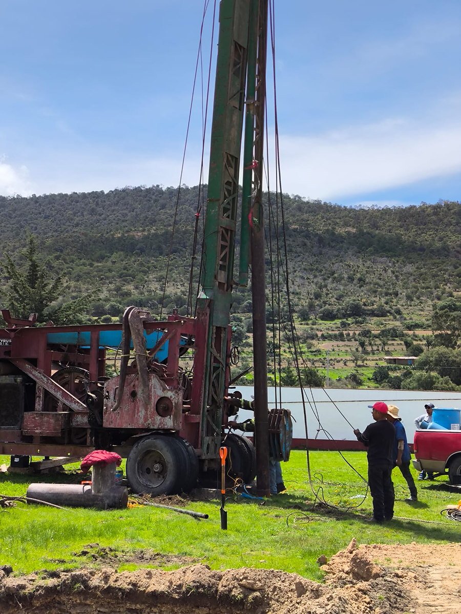 Cuadrilla de Perforaciones Buenavista perforando un pozo en terreno de cultivo