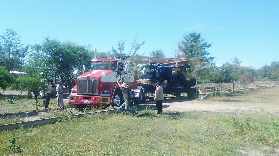 Cuadrilla y equipo completo de perforación en sitio de trabajo