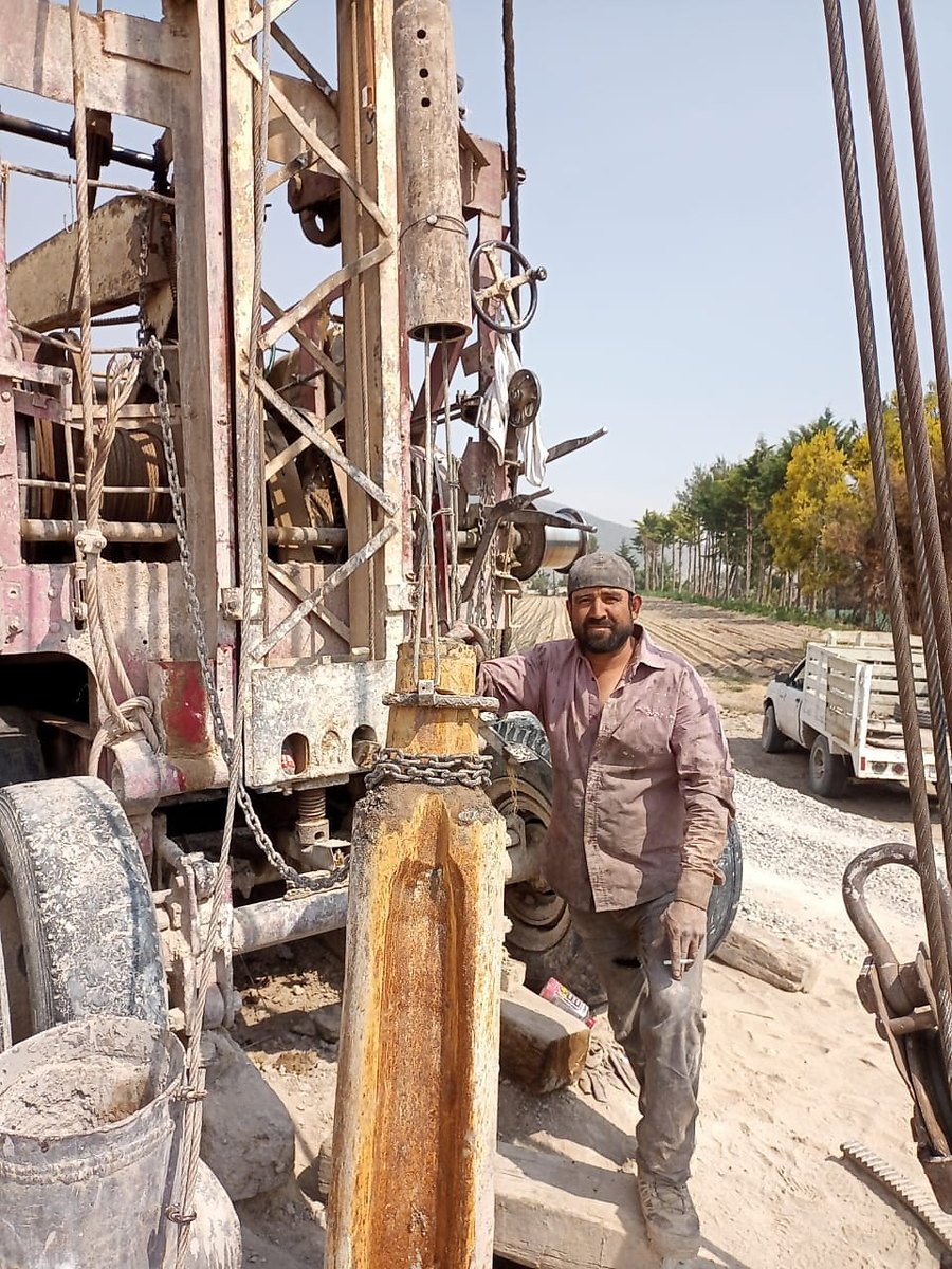 Operador de Perforaciones Buenavista junto al equipo