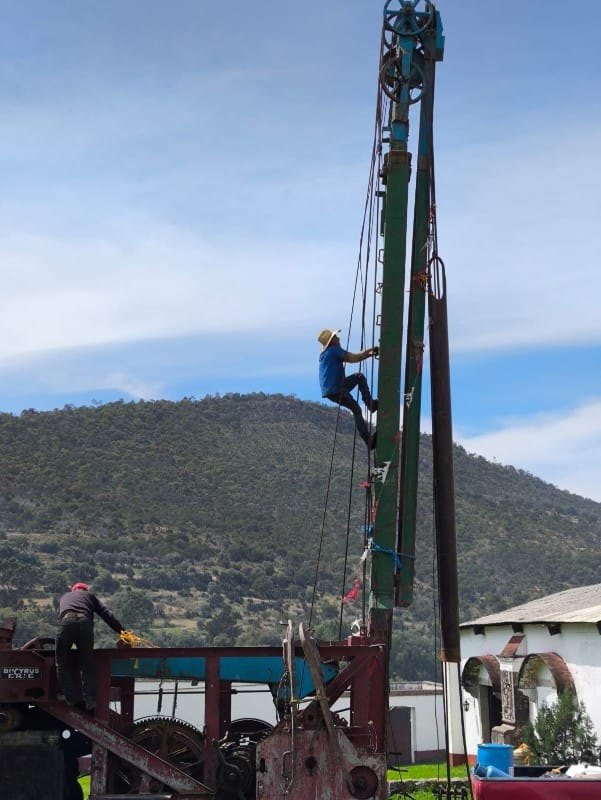 Perforación al pie de un cerro con operador en la torre