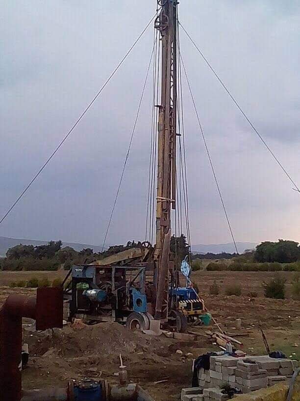 Torre de perforación montada en terreno agrícola