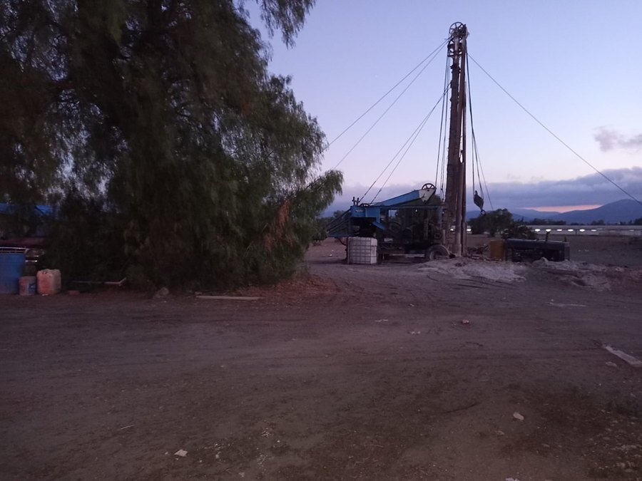 Torre de perforación al atardecer