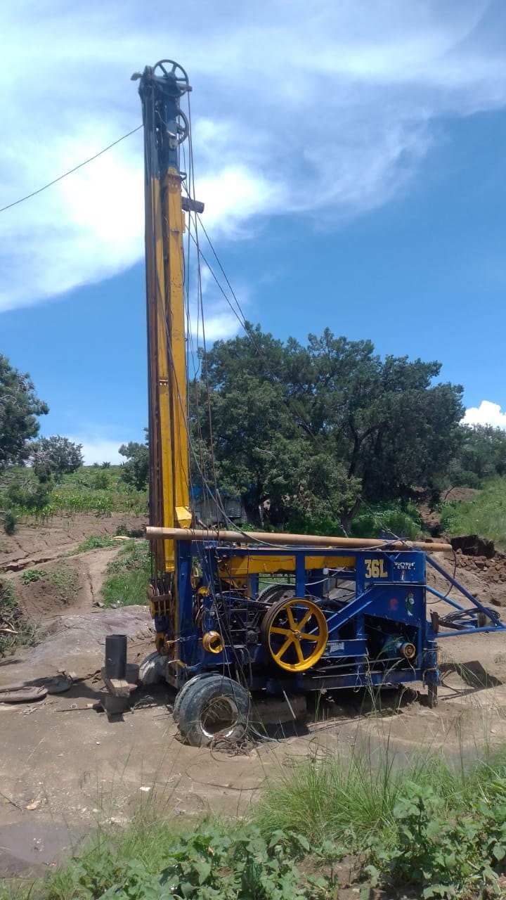 Torre de perforación azul levantada en sitio