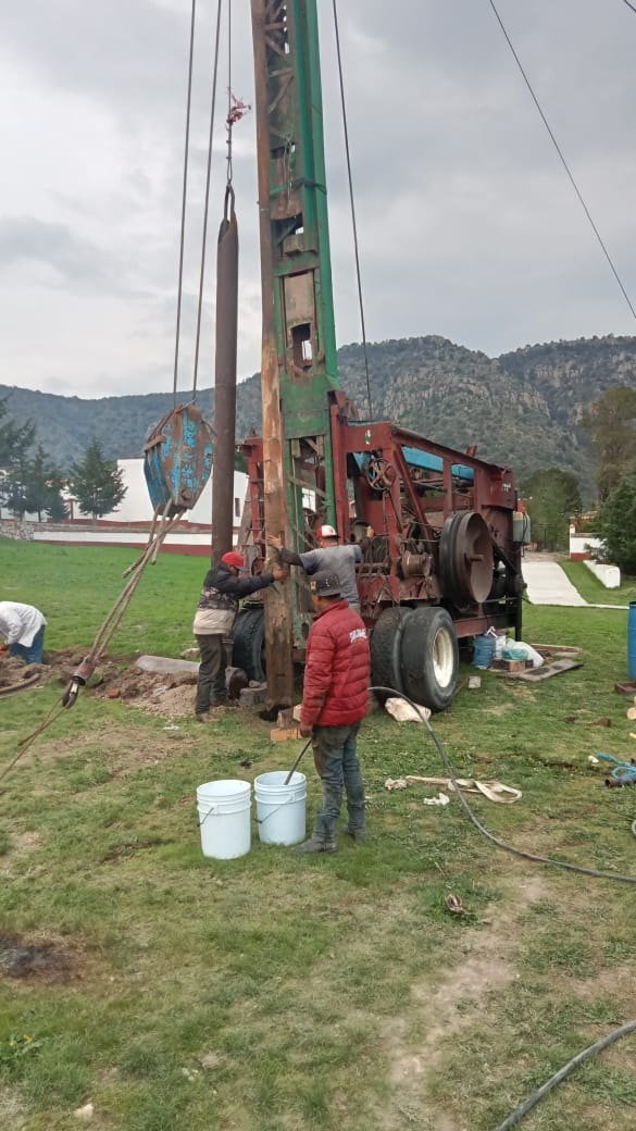 Torre de perforación roja instalada en campo